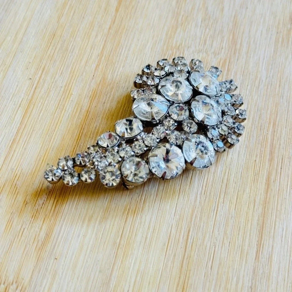 Vintage D&E Juliana Pin Brooch Rivoli Crystal Rhinestones Round 1960s 3x1.5 in